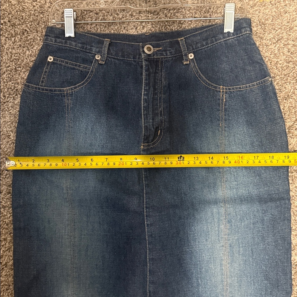 Y2K Denim Trumpet Skirt with Frayed Hem. Size 6 - Picture 5 of 9